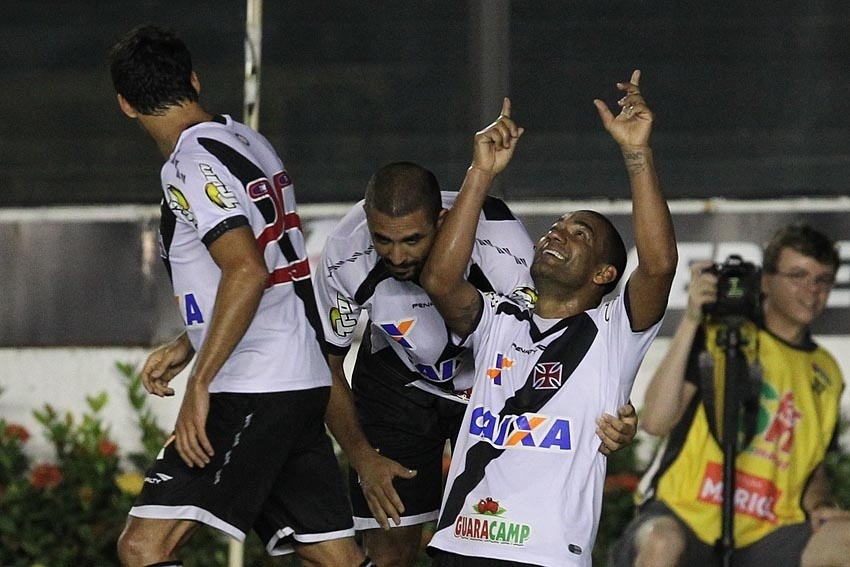 09.set.2014 - Rodrigo comemora gol do Vasco diante do Luverdense