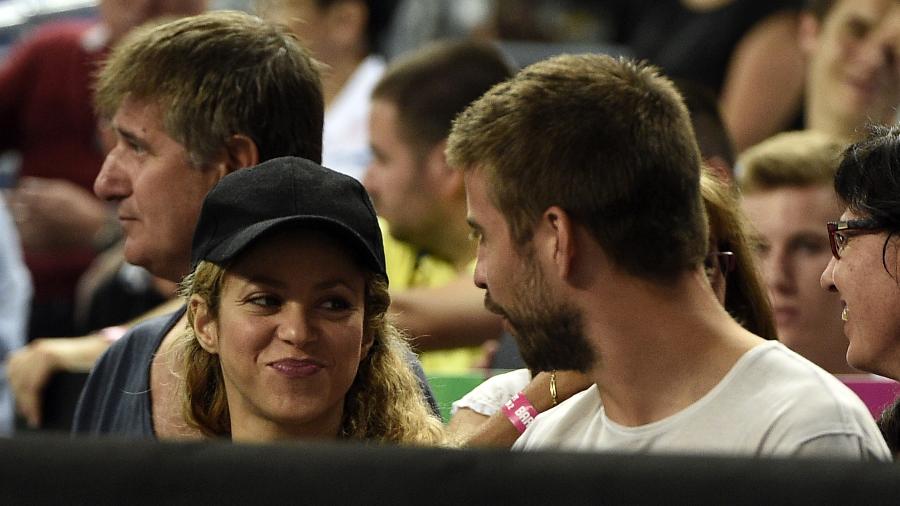 09.set.2014 - Shakira e Gerard Piqué acompanham partida entre Estados Unidos e Eslovênia pelo Mundial masculino de basquete - Lluis Gené/AFP