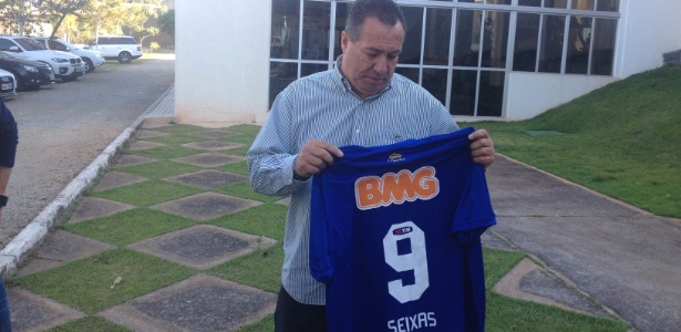 Ex-atacante Carlos Alberto Seixas recebe da diretoria do Cruzeiro camisa personalizada - Dionizio Oliveira/UOL