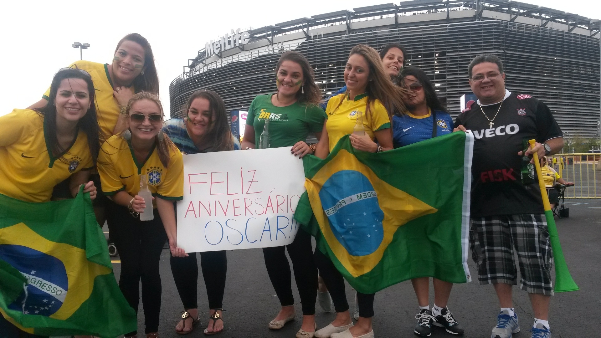 Torcedores do Brasil levam cartaz com mensagem de parabéns para Oscar - Danilo Lavieri/UOL