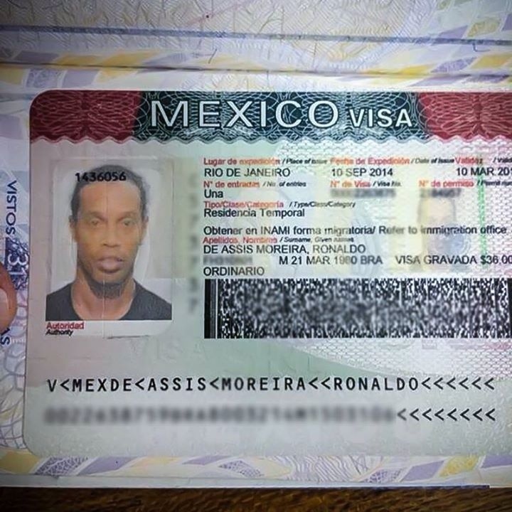 11.set.2014 - Ronaldinho Gaúcho exibe foto de seu visto mexicano para jogar pelo Querétaro