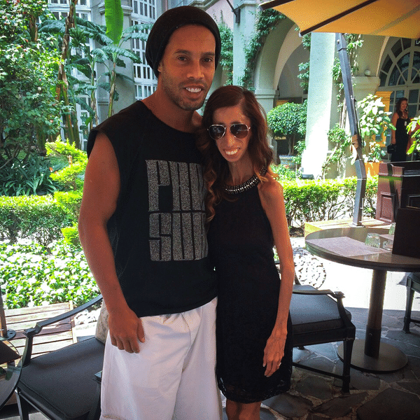 11.set.2014 - Ronaldinho Gaúcho se encontra no México com Lizzie Velasquez