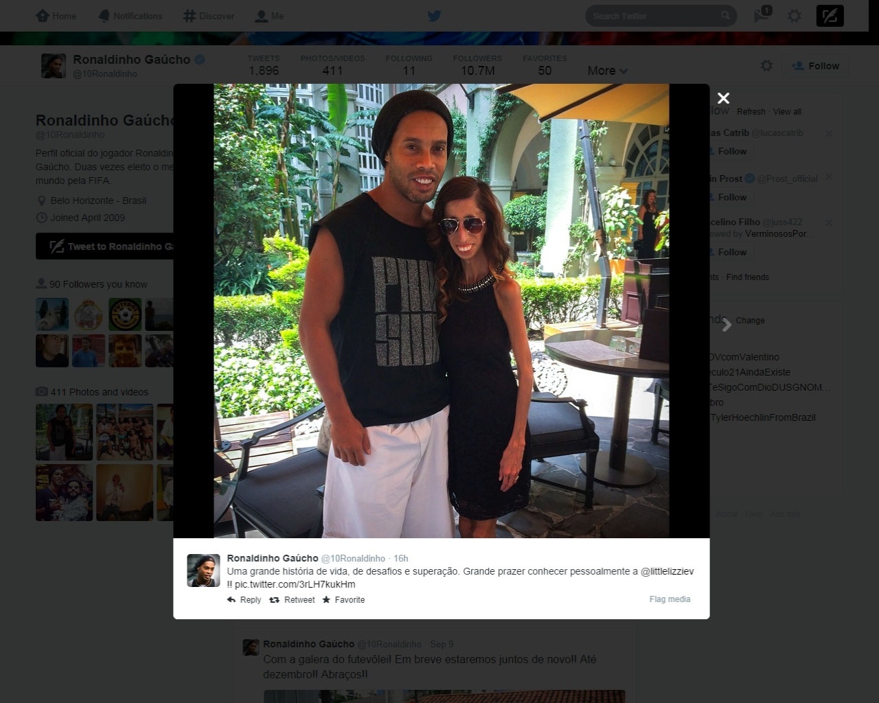 11.set.2014 - Ronaldinho Gaúcho se encontra no México com Lizzie Velasquez, palestrante famosa no país