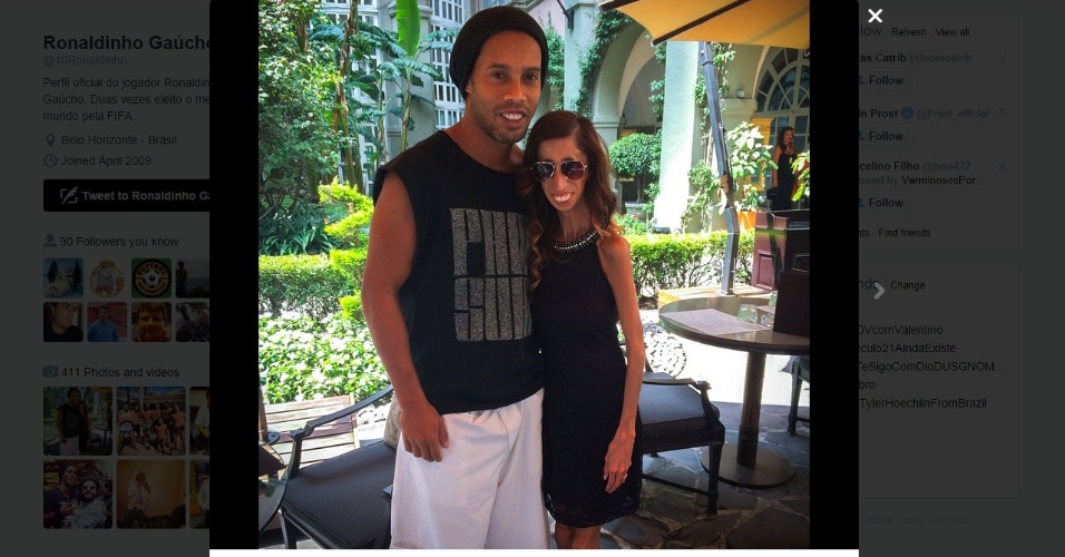 11.set.2014 - Ronaldinho Gaúcho se encontra no México com Lizzie Velasquez, palestrante famosa no país