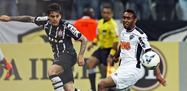 Fagner teve problema muscular na coxa esquerda e tenta jogar clássico com São Paulo - Ernesto Rodrigues/Folhapress
