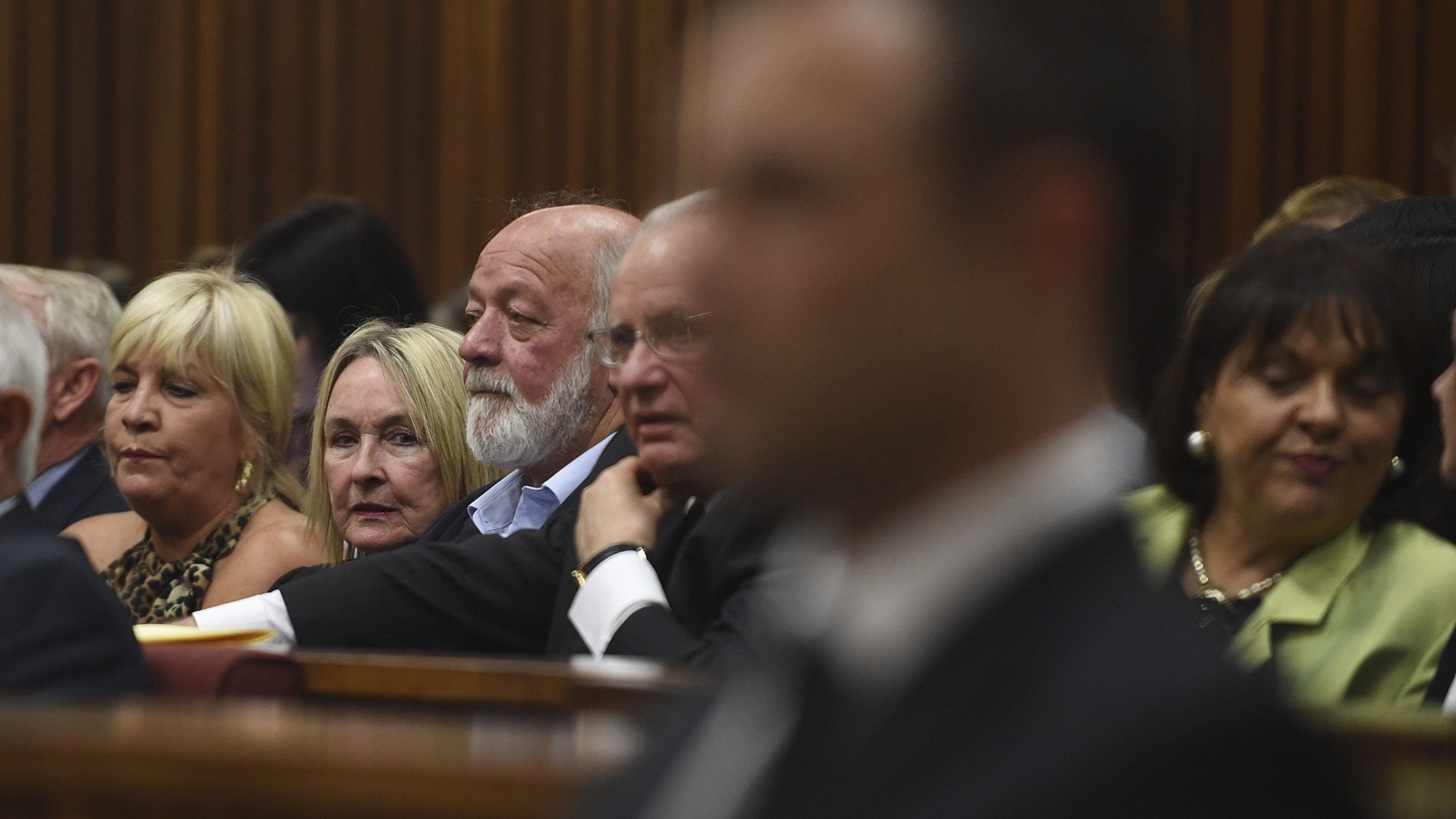 Mãe de Reeva Steenkamp, June (segunda à esquerda), e o pai, Barry, acompanham o julgamento de Oscar Pistorius, que atirou e matou a ex-modelo em fevereiro de 2013