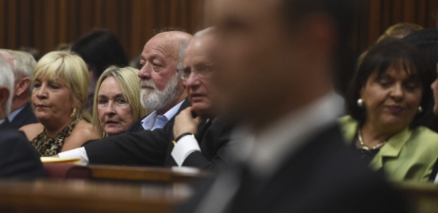 Mãe de Reeva Steenkamp, June (segunda à esquerda), e o pai, Barry, acompanham o julgamento de Oscar Pistorius, que atirou e matou a ex-modelo em fevereiro de 2013 - EFE