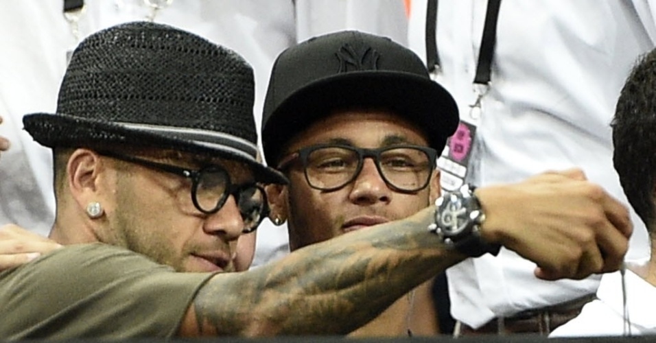 Neymar e Daniel Alves acompanham semifinal entre EUA e Lituânia no Mundial de basquete