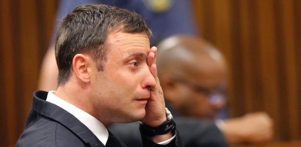 Pistorius chora durante a leitura de seu veredito pela morte da ex-namorada -  REUTERS/Kim Ludbrook/Pool