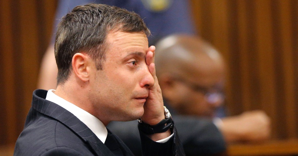 Oscar Pistorius chora no começo da sessão de leitura do seu veredito pela morte da ex-namorada, em Pretorian, África do Sul