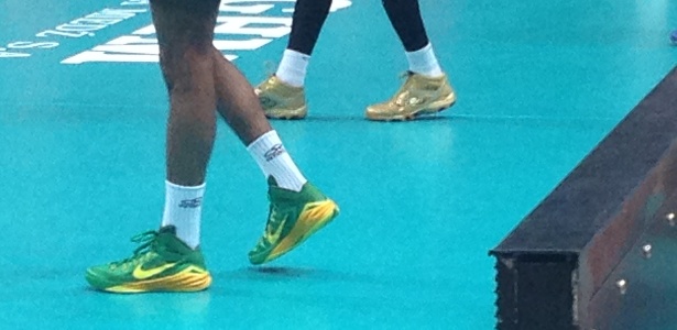 tenis de basquete amarelo