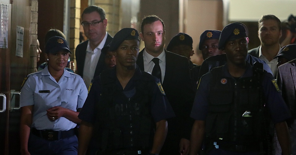 12.set.2014 - Escoltado por policiais, Oscar Pistorius chega ao tribunal de Pretória para a leitura da parte final do veredito do assassinato de Reeva Steenkamp, sua namorada