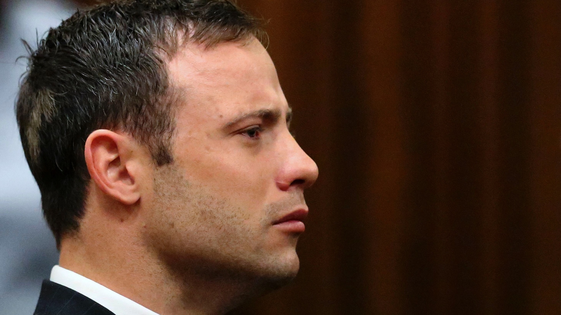 12.set.2014 - Oscar Pistorius acompanha a leitura do veredito do assassinato de sua namorada, Reeva Steenkamp