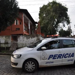 12.set.2014 - Perícia chega na casa da torcedora gremista para analisar o caso - Marinho Saldanha/UOL