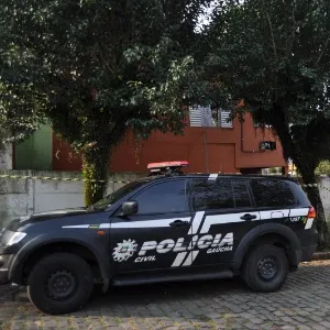 12.set.2014 - Policiais isolaram a casa da torcedora gremista após o incidente - Marinho Saldanha/UOL