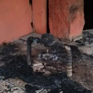 Casa da torcedora gremista Patricia Moreira é incendiada em Porto Alegre. O Corpo de Bombeiros conseguiu evitar que o fogo se espalhasse - Arquivo pessoal/Alexandre Rossetto