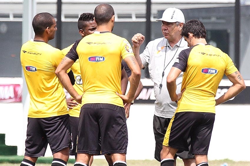 Joel Santana orienta os jogadores do Vasco durante treino em São Januário
