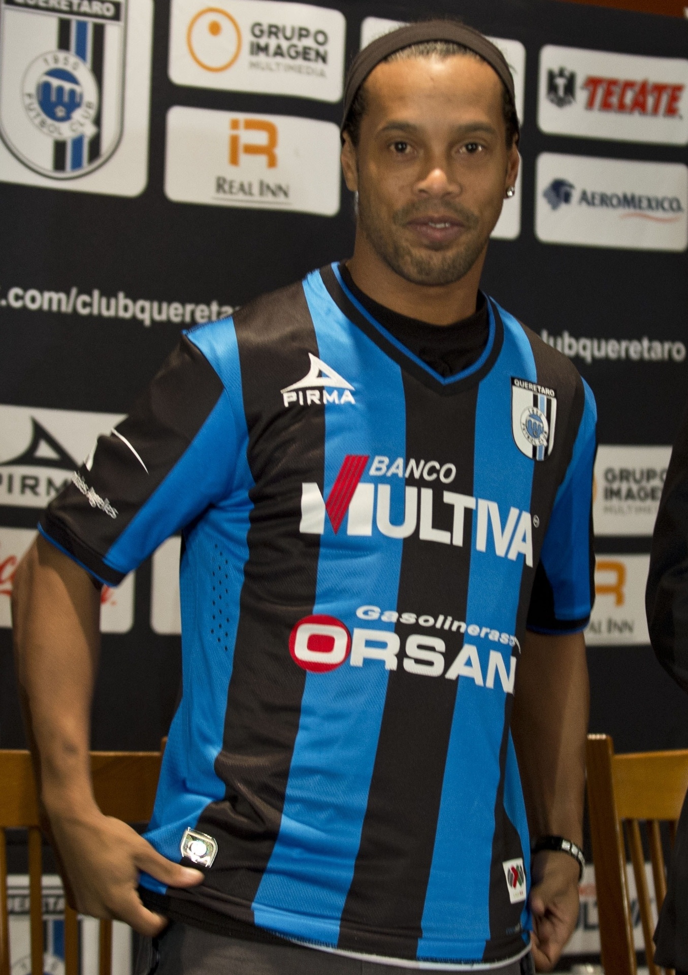 Ronaldinho Gaúcho sorri ao ser apresentado no Queretaro
