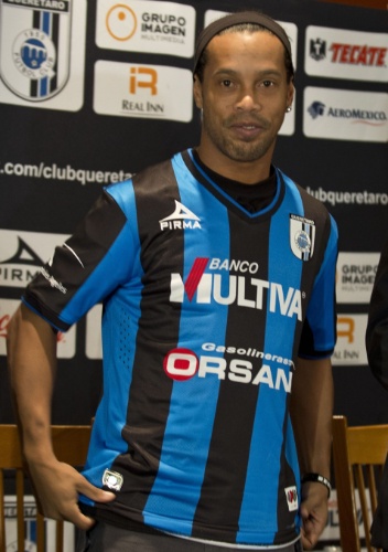 Ronaldinho Gaúcho sorri ao ser apresentado no Queretaro