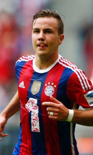 Mario Götze comemora gol do Bayern sobre o Stuttgart pelo Campeonato Alemão