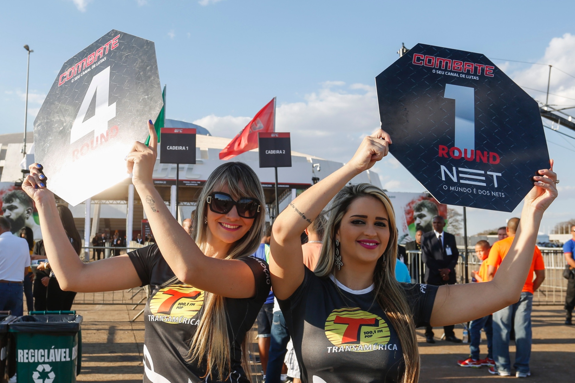 Meninas fazem promoção do UFC Brasília antes do início das lutas - William Lucas/inovafoto