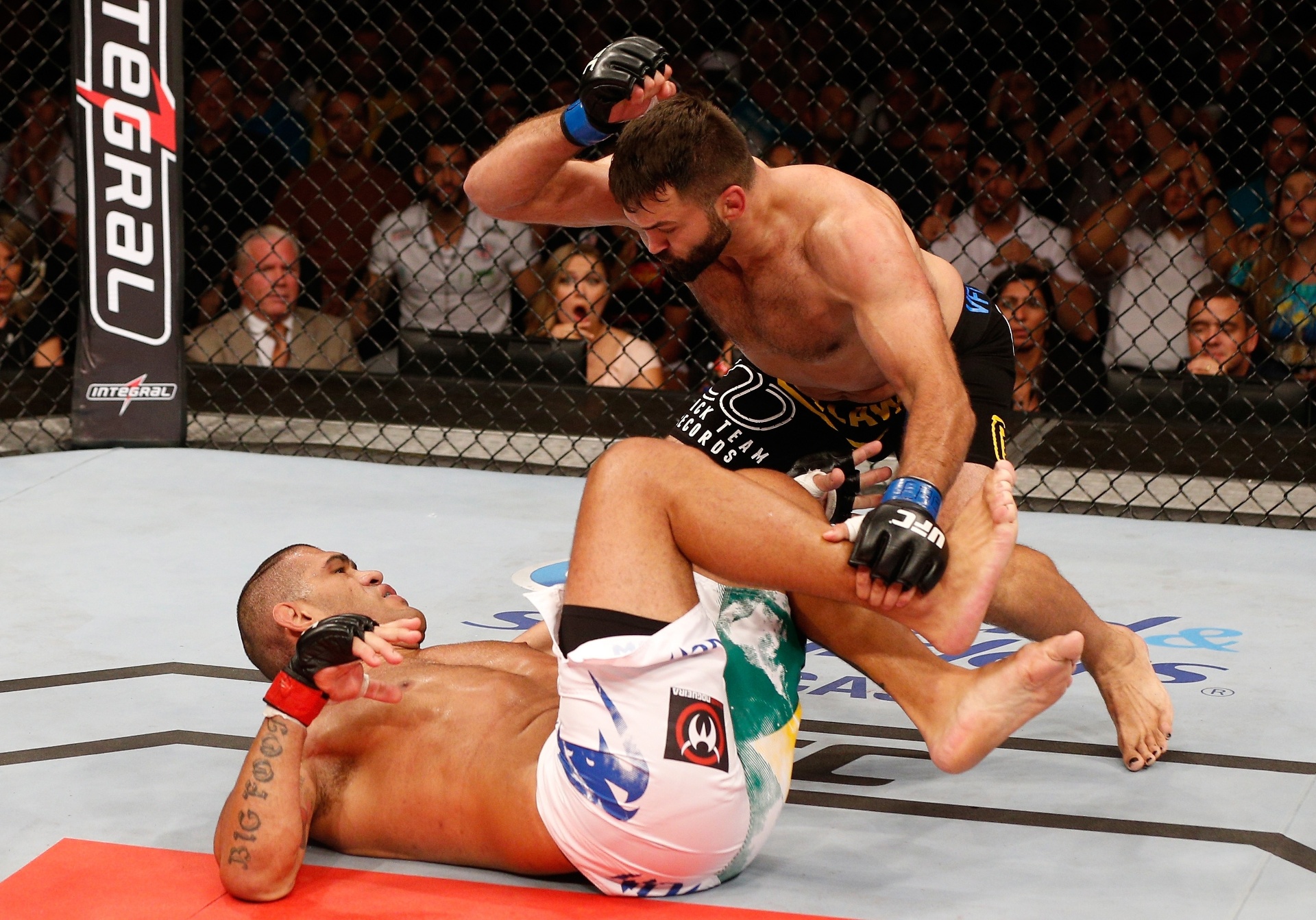 Pezão (caído) no momento do nocaute de Andrei Arlovski no UFC Brasília - Getty Images