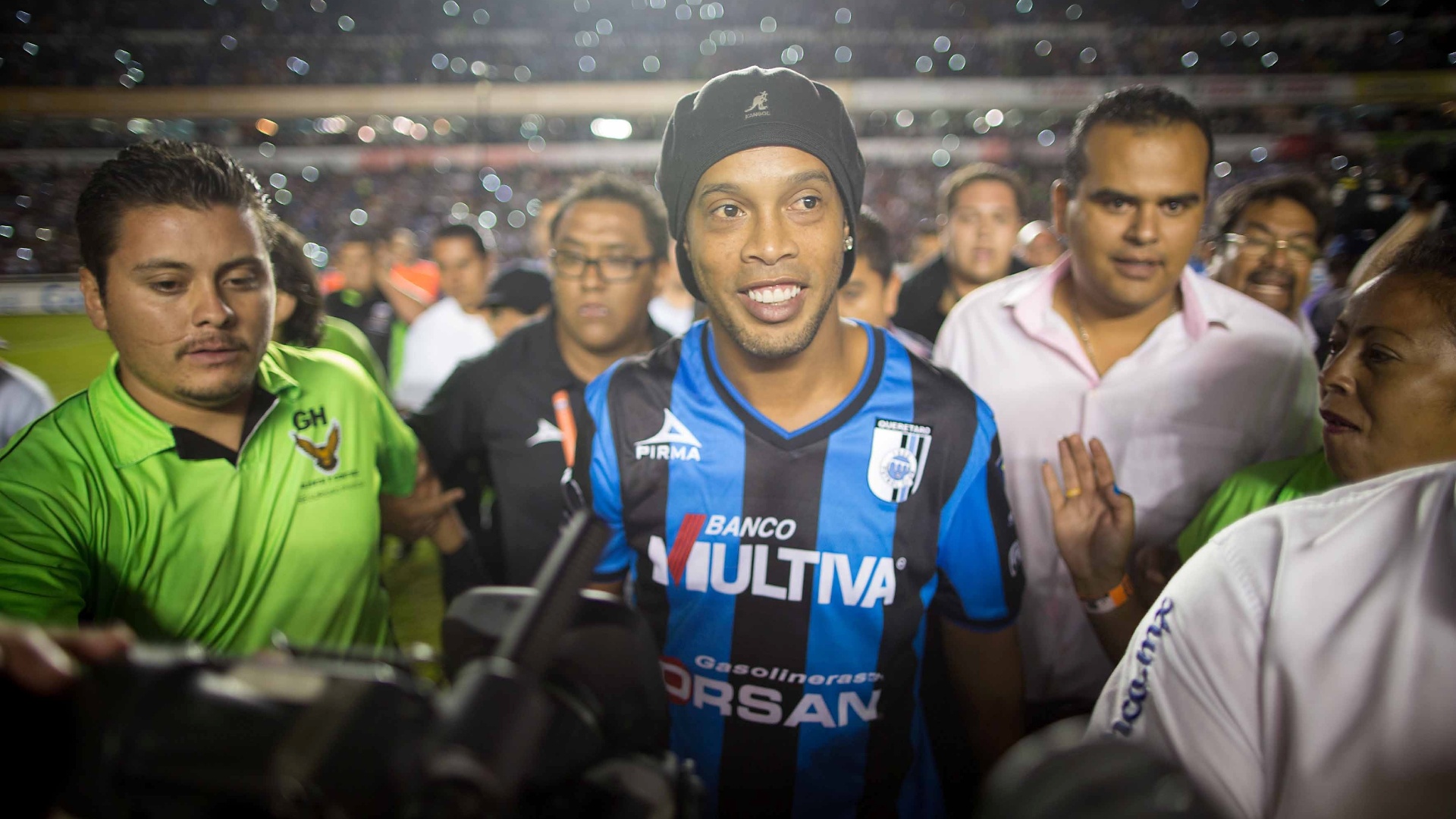 Ronaldinho Gaúcho é apresentado à torcida do Queretaro, no México, no intervalo de partida da equipe