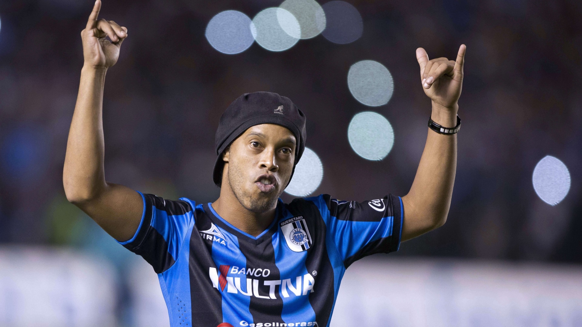 Ronaldinho Gaúcho é apresentado à torcida do Queretaro, no México, no intervalo de partida da equipe