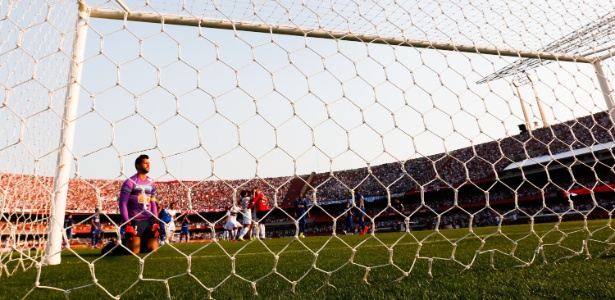 Fábio olha para bola após sofrer gol de pênalti de Rogério Ceni, no Morumbi - Alexandre Schneider/Getty Image