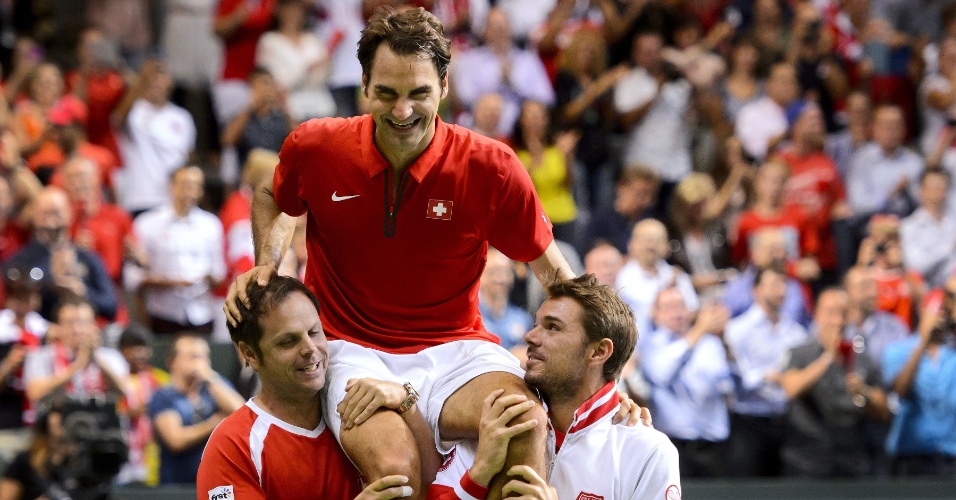 Federer comemora com a equipe suíça a sua vitória e a vaga para a final da Copa Davis
