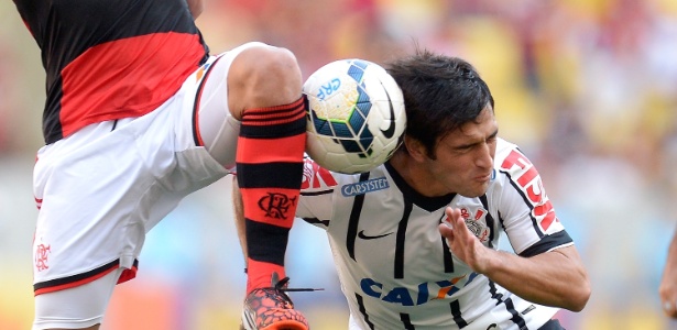 Lodeiro divide bola com Canteros na partida entre Flamengo e Corinthians (14.set.2014) - Alexandre Loureiro/Getty Images