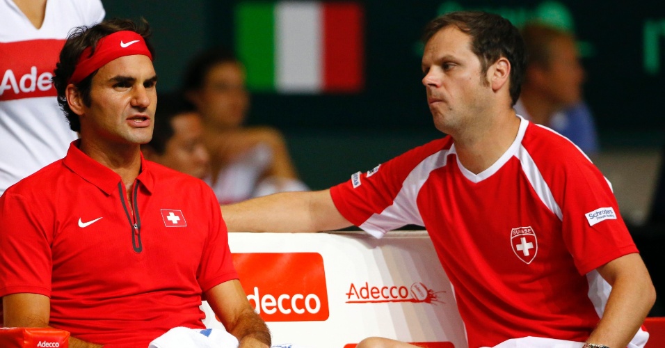 Roger Federer recebe instruções no último dia da semifinal entre Suíça e Itália, pelo grupo mundial da Copa Davis