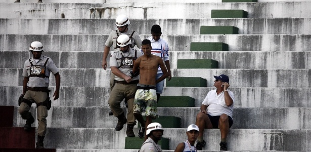 Torcedor do Bahia é detido após se envolver em confusão - Luiz Tito/Ag. A Tarde