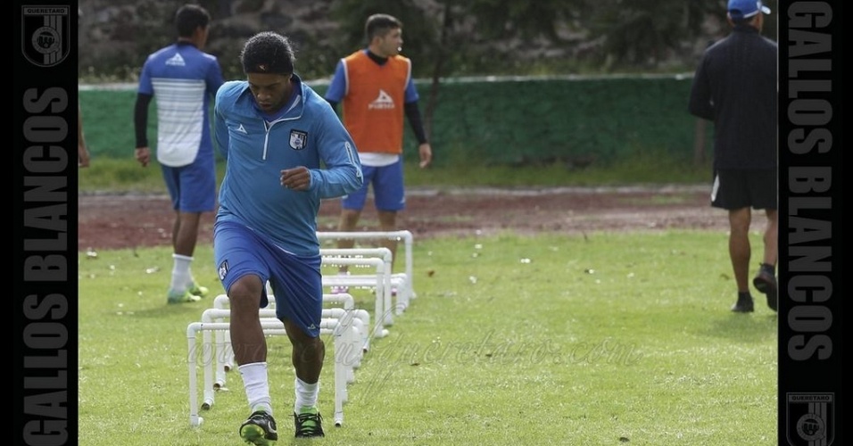 15. set. 2014 - Ronaldinho Gaúcho treina pela primeira vez com Querétaro, do México