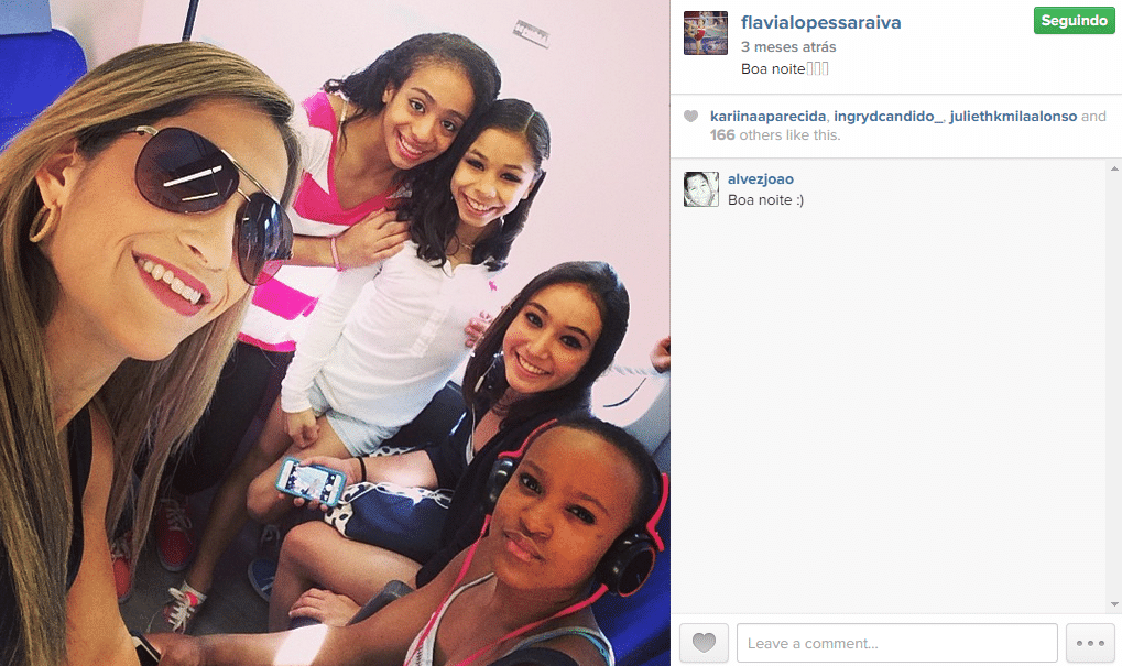 Flávia posa com Daniele Hypolito e outras colegas de ginástica - Reprodução/Instagram