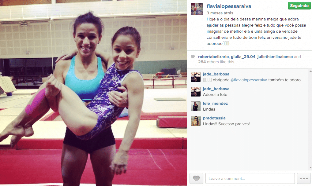 Jovem ginasta Flávia Saraiva, de 1,35 m e 15 anos, é carregada pela companheira de treinos Jade Barbosa. Flávia é uma aposta para 2016 e faturou três medalhas nos Jogos da Juventude: duas pratas e um ouro - Reprodução/Instagram