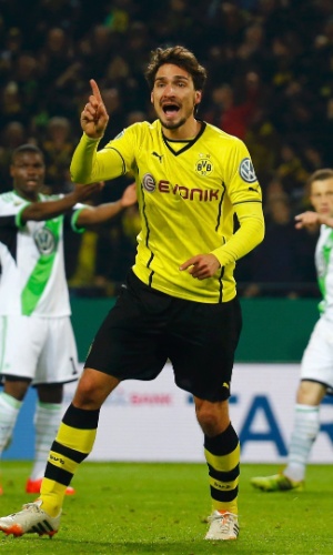 Hummels, do Borussia Dortmund, gesticula para a arbitragem na partida contra o Wolfsburg