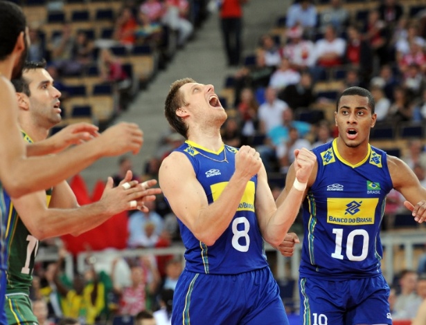 17. set. 2014 - Murilo volta à seleção brasileira e vibra muito com time na vitória contra a Rússia - Divulgação/FIVB