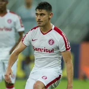 Alex arma jogada para o Internacional no duelo com o Sport em Pernambuco - Alexandre Lops/Internacional