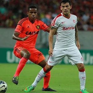 Aranguiz, do Inter, e Rithely, do Sport, brigam pela bola - Renato Spencer/Getty Images