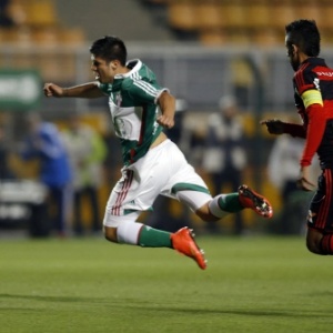 Cristaldo é derrubado por Léo Moura na partida entre Flamengo e Palmeiras - Ernesto Rodrigues/Folhapress
