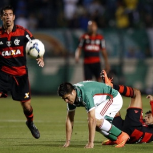 Cristaldo tenta encarar a marcação do Flamengo na partida do Palmeiras pelo Brasileirão - Ernesto Rodrigues/Folhapress