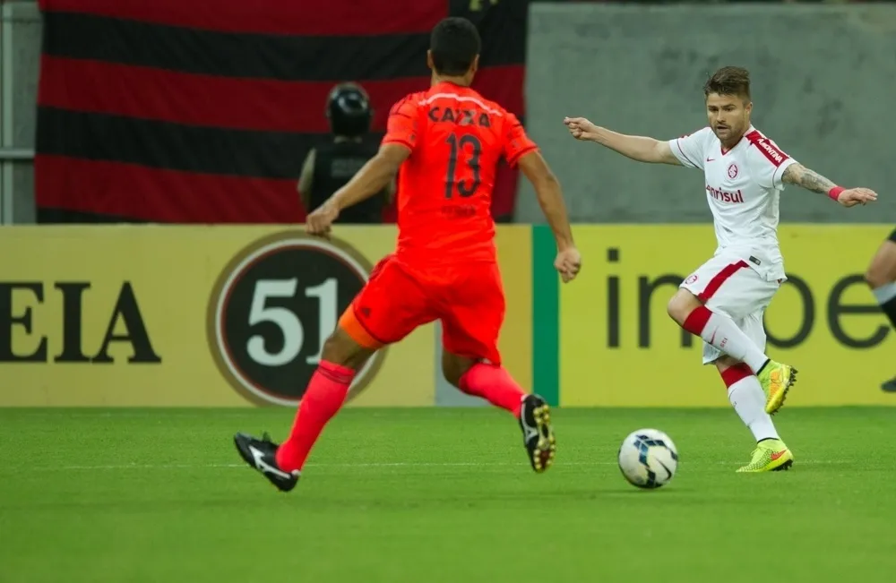Eduardo Sasha busca ataque para o Inter contra o Sport - Alexandre Lops/Internacional