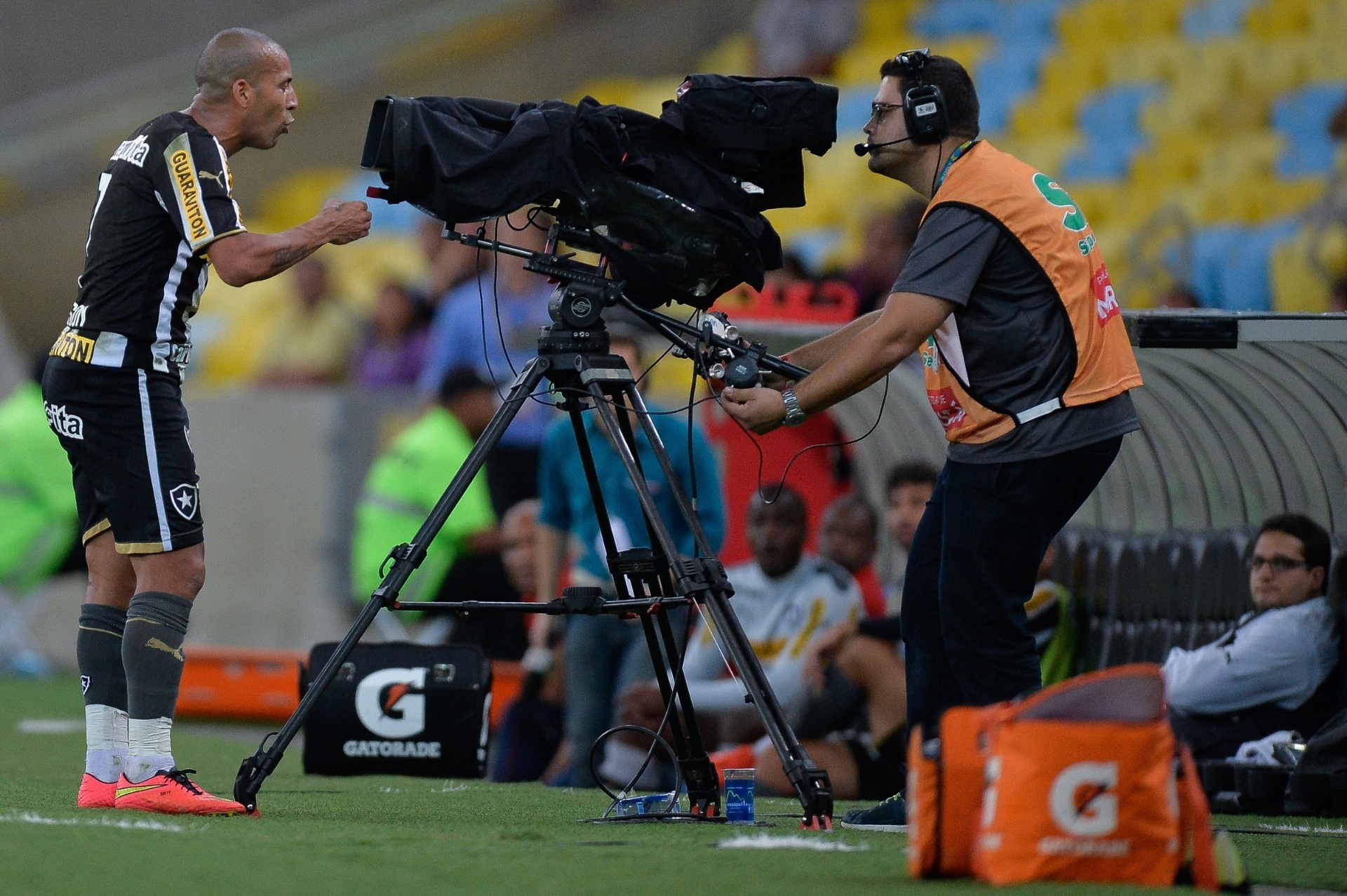 Emerson Sheik protesta em frente as cameras apos ser expulso durante partida contra o Bahia pelo Campeonato Brasileiro - Pedro Martins/AGIF