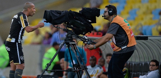Emerson Sheik protesta em frente as cameras apos ser expulso durante partida contra o Bahia pelo Campeonato Brasileiro - Pedro Martins/AGIF