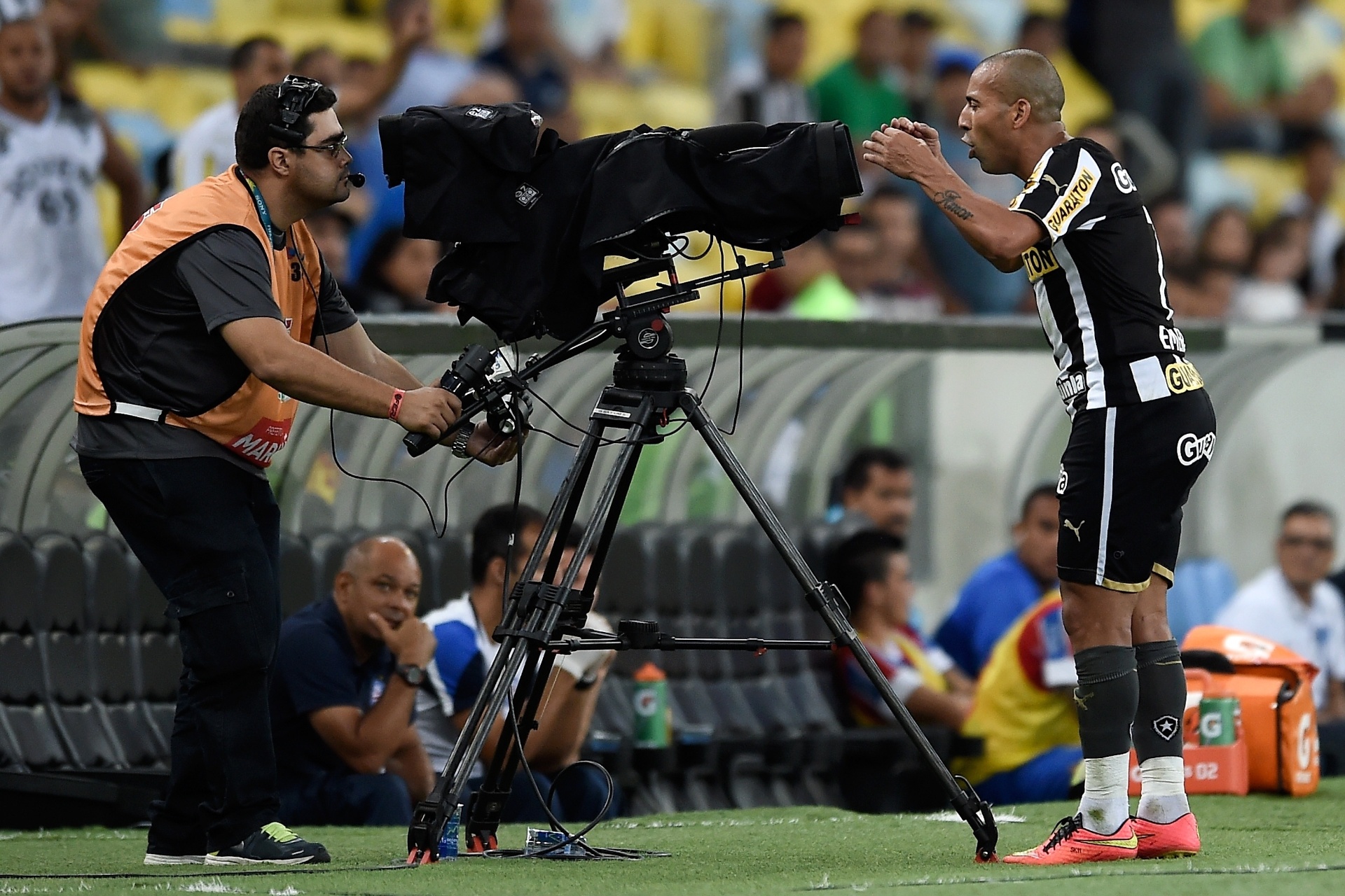 Emerson Sheik protesta em frente as cameras apos ser expulso durante partida contra o Bahia pelo Campeonato Brasileiro - Buda Mendes/Getty Images