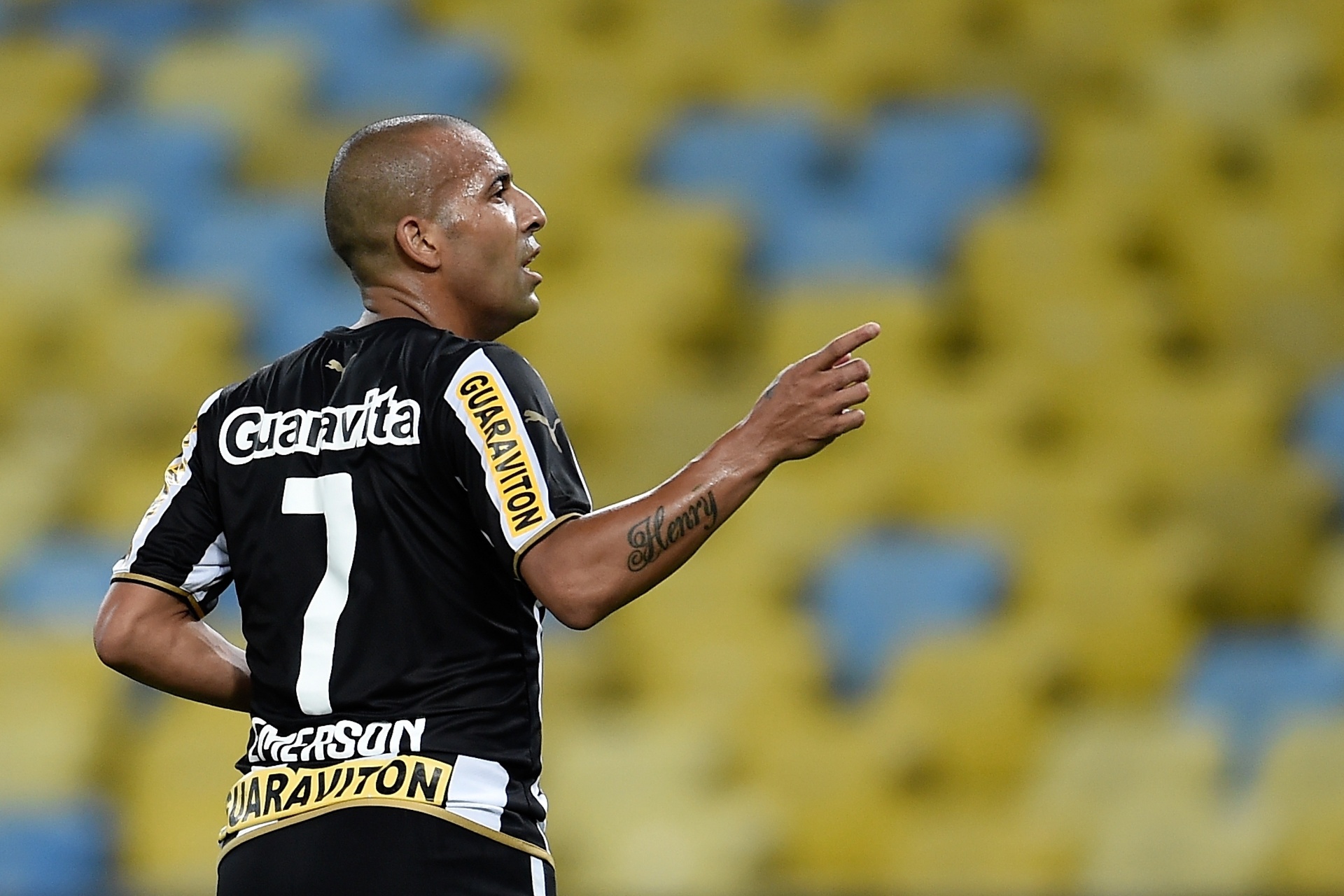 Emerson Sheik reclama com a arbitragem na partida entre Botafogo e Bahia pelo Brasileirão - Buda Mendes/Getty Images