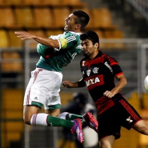 Lúcio e Eduardo da Silva disputam bola de cabeça na partida entre Flamengo e Palmeiras - Ernesto Rodrigues/Folhapress