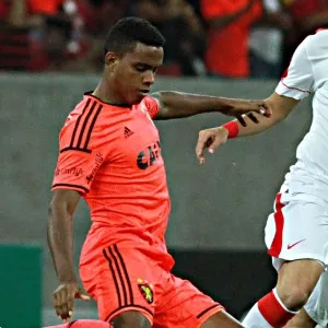Rithely tenta lançamento para o Sport sob olhares de Wellington Paulista, do Inter - Renato Spencer/Getty Images
