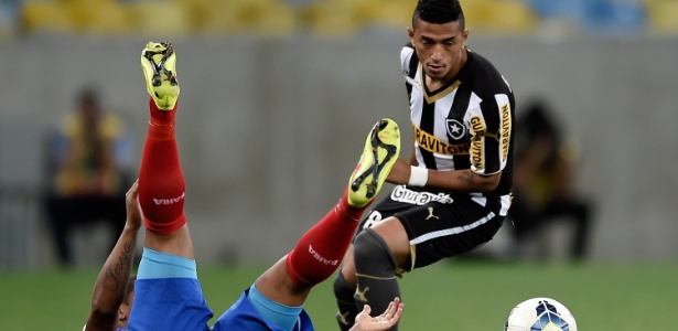 Rogério (dir.) passou pelo Botafogo e pode jogar pelas laterais do setor ofensivo - Buda Mendes/Getty Images